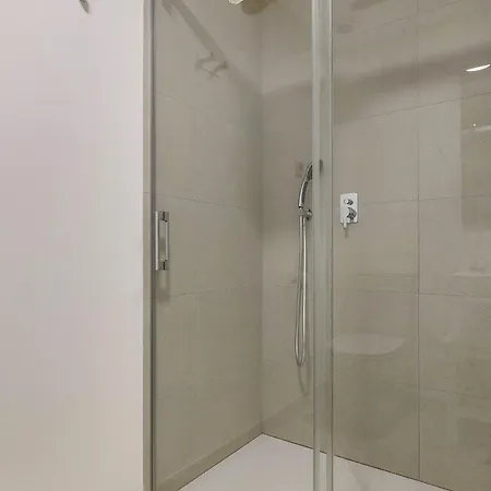 Vivi Homes - La Paz Sauna, Gym & Pool Apartment *